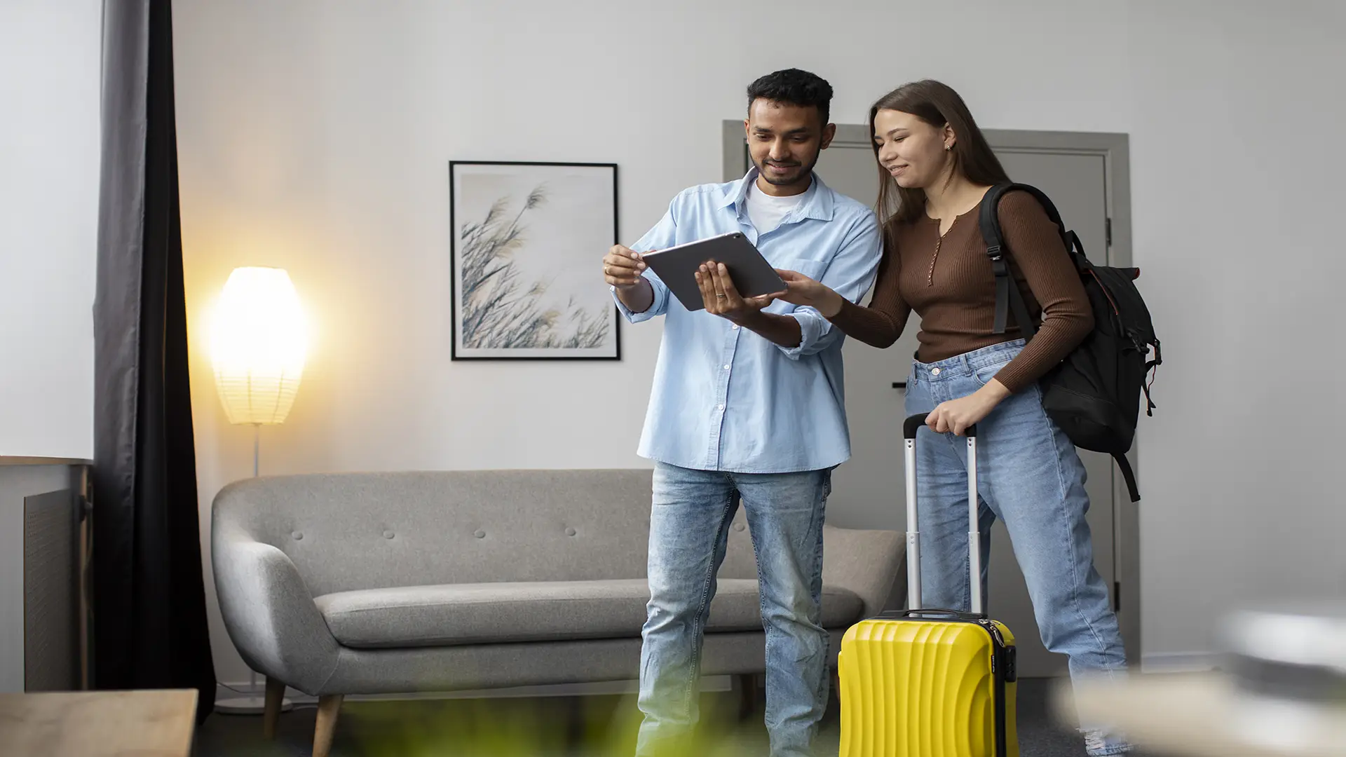 Voyageurs dans un appartement gérés par la conciergerie.